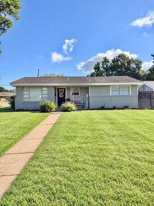 2920 Magnolia Ln, Groves, TX, 77619 | Card Image