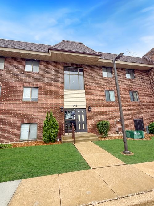apt-1b-211 E Janata Blvd, Lombard, IL, 60148-5945 | Card Image