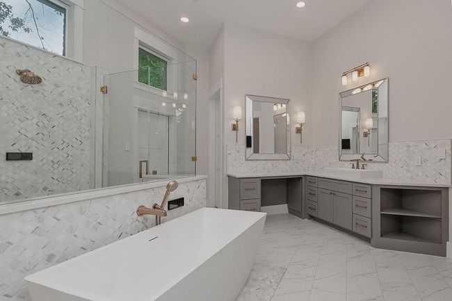Ensuite Primary Bathroom | Image 25