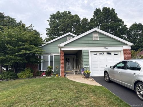 4 Lamont Ct, Ridge, NY, 11961-2051 | Card Image