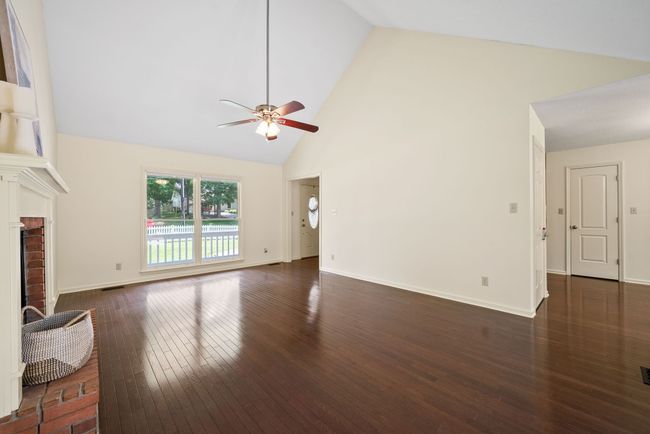 810 Burton Trl, House other with 3 bedrooms, 2 bathrooms and 4 parking in Adams TN | Image 6