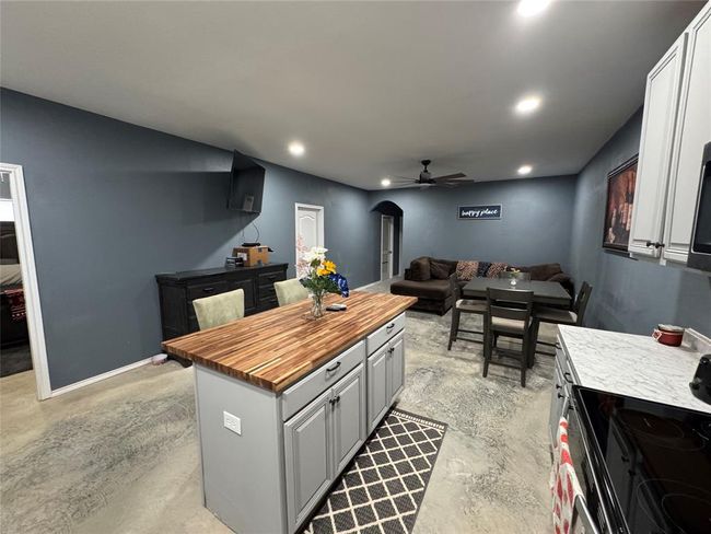 000 Old Farm Market 705 S, House other with 2 bedrooms, 2 bathrooms and 3 parking in Broaddus TX | Image 8