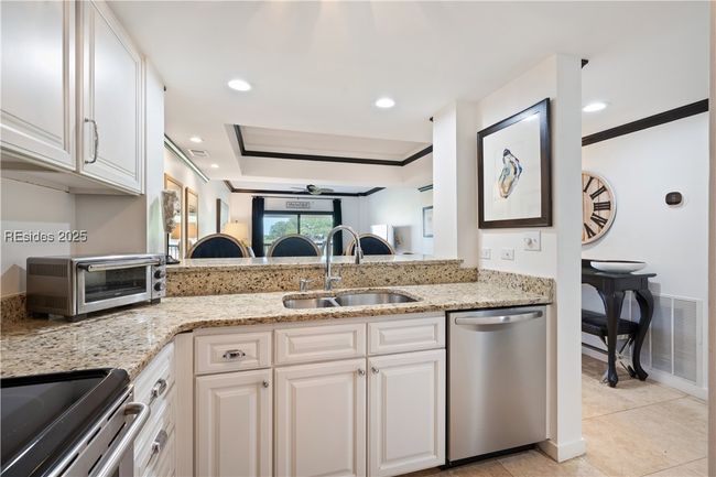 APT-240 - 2 Shelter Cove Ln, Condo with 2 bedrooms, 2 bathrooms and null parking in Hilton Head Island SC | Image 6
