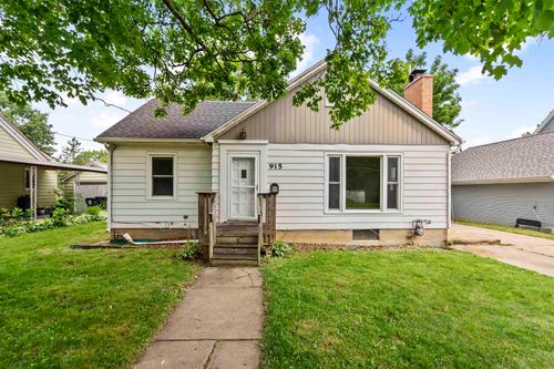 915 W 9th St, Cedar Falls, IA, 50613-2447 | Card Image