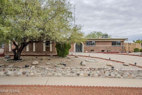 2141 S Deer Trail Cir, Tucson, AZ, 85710-8032 | Card Image