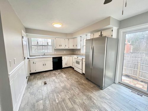 83 Derryfield Ct, Manchester, NH, 03104-4548 | Card Image