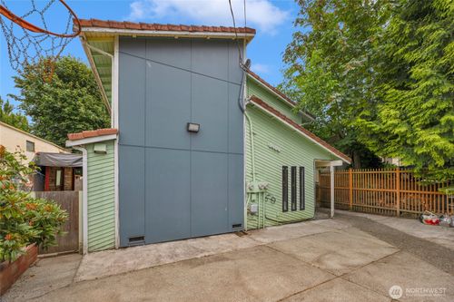 9404 Stone Avenue N, Seattle, WA, 98103 | Card Image