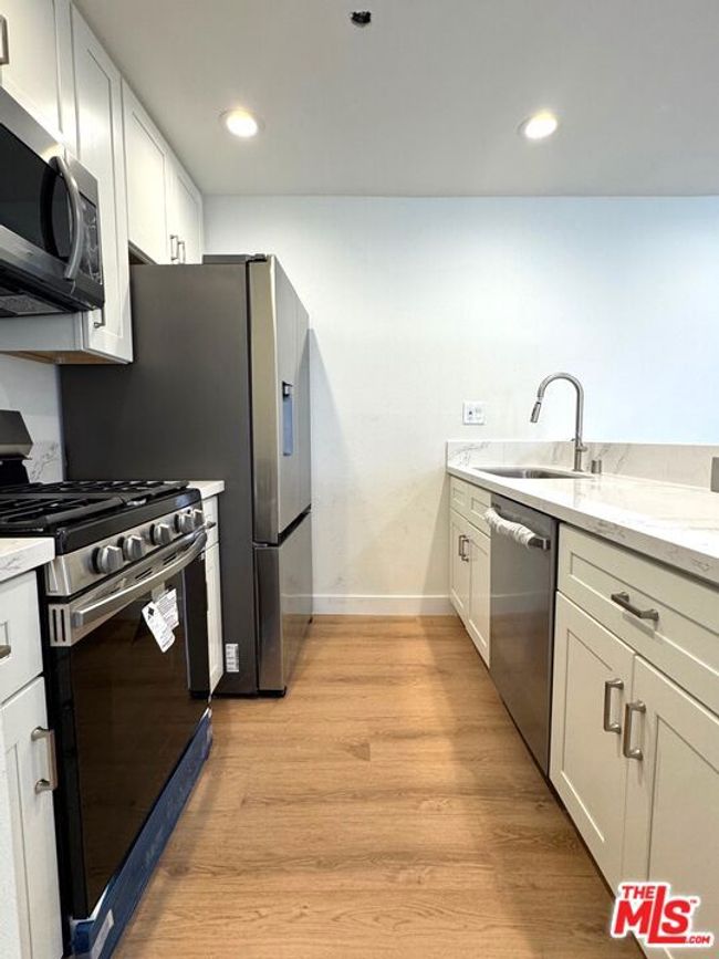 237 - 8601 International Ave, Condo with 2 bedrooms, 1 bathrooms and 1 parking in Canoga Park CA | Image 4