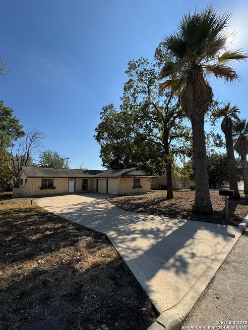 106 Woodview Dr, Live Oak, TX, 78233-2557 | Card Image