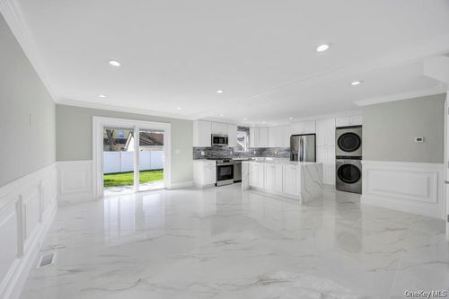 41 Perry St, Hempstead, NY, 11550-5217 | Card Image