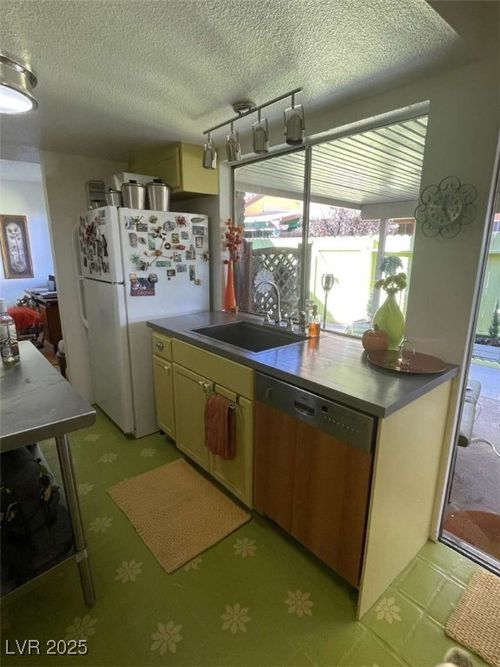 apt-b-1400 Hialeah Dr, Las Vegas, NV, 89119-6328 | Card Image