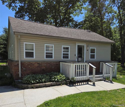 941 Burlingham St, Oxford, MI, 48371-4503 | Card Image