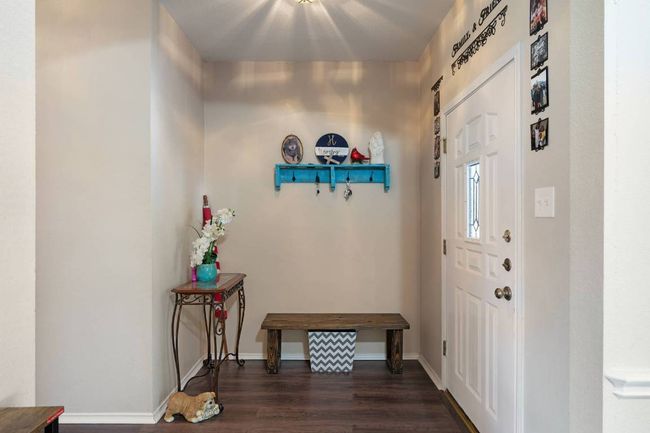 Entryway with storage space | Image 13