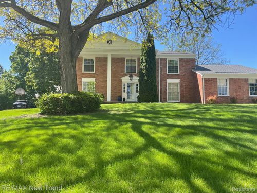5250 Hardwoods Dr, West Bloomfield, MI, 48323-2738 | Card Image