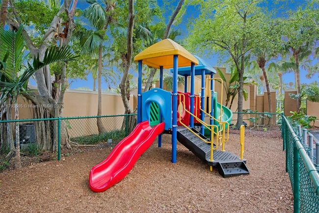 1406 - 19999 E Country Club Dr, Condo with 2 bedrooms, 2 bathrooms and null parking in Aventura FL | Image 39