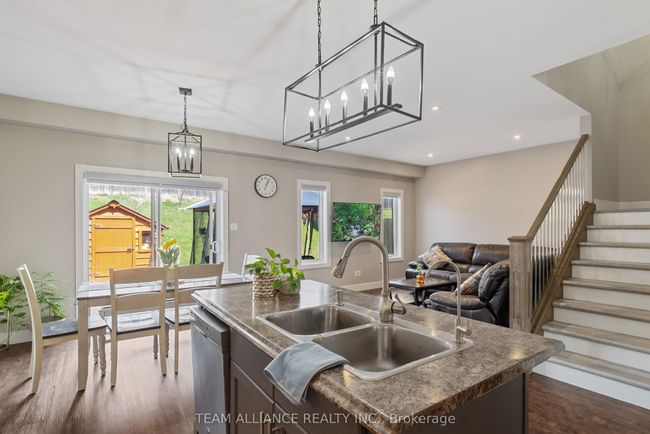 25 Queensway Dr, House other with 3 bedrooms, 4 bathrooms and 4 parking in Strathroy ON | Image 8
