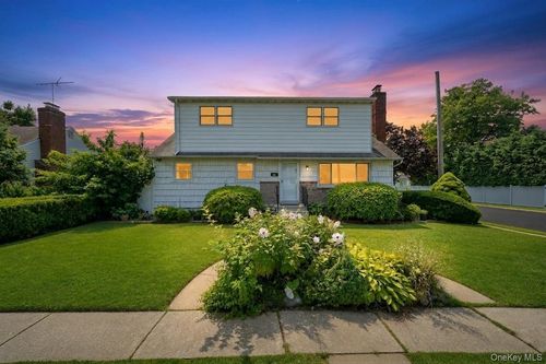 10 York Street, Oyster Bay, NY, 11801 | Card Image