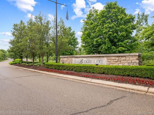6144 Strawberry Cir, Commerce Twp, MI, 48382-5511 | Card Image