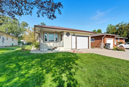 709 Hustead St, Wall, SD, 57790-6125 | Card Image