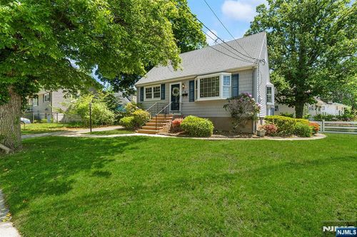 5 Oakwood Ter, Bloomingdale, NJ, 07403-1313 | Card Image