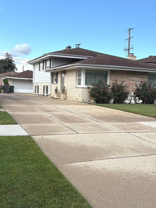 8556 N Oriole Ave, Niles, IL, 60714-2040 | Card Image