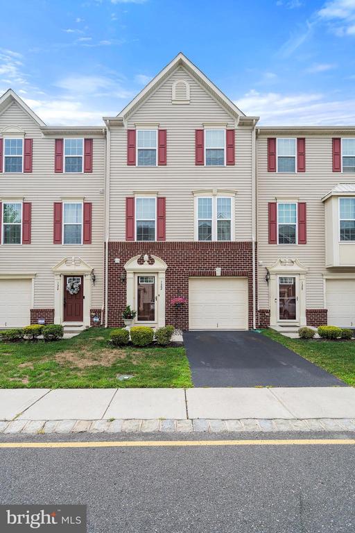 Kyle Dr, Tinton Falls, NJ 07712