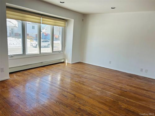 19 Alan Ct, Plainview, NY, 11803-5301 | Card Image