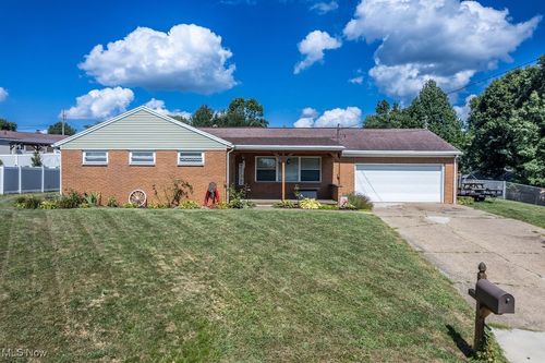 1527 Lake Hills Dr, Parkersburg, WV, 26101-9325 | Card Image
