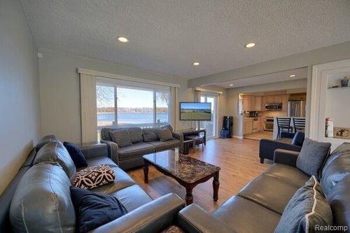 3340 Windcroft Dr, Waterford, MI, 48328-4152 | Card Image