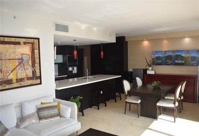 1507 - 5875 Collins Ave, Condo with 2 bedrooms, 2 bathrooms and null parking in Miami Beach FL | Image 2