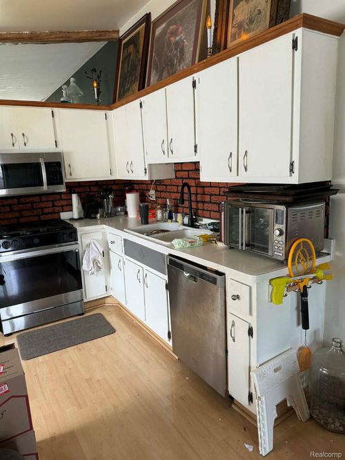 32136 Mount Vernon Rd, Rockwood, MI, 48173-9650 | Card Image