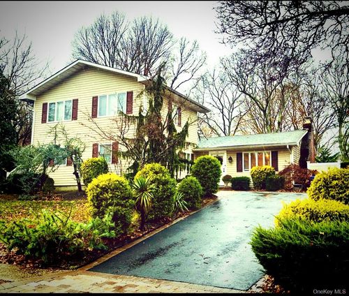 4 Galaxie Ln, Selden, NY, 11784-2910 | Card Image