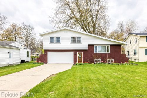 3127 W Woodland Dr, Port Huron, MI, 48060-1947 | Card Image