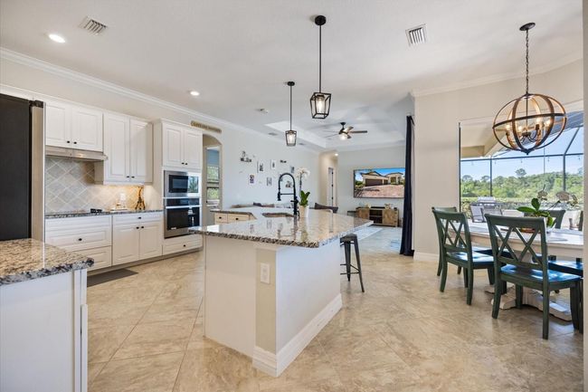 Kitchen/Family Room Combo | Image 8