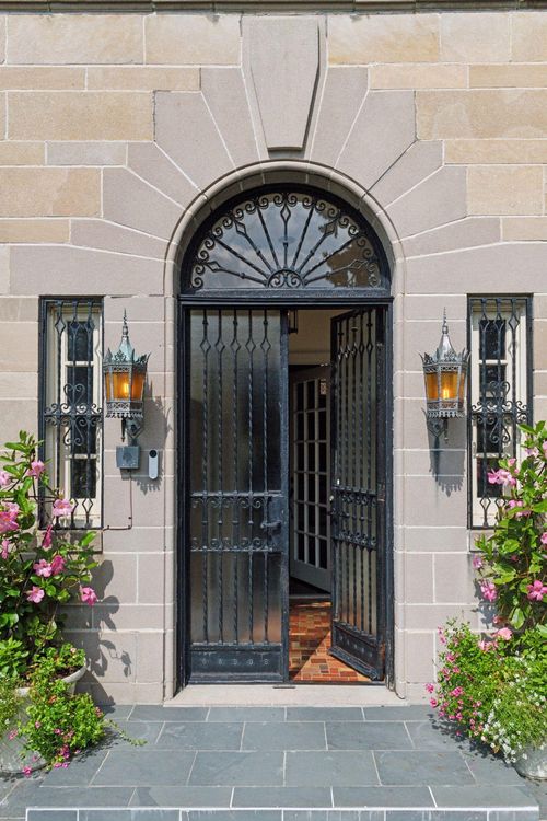 2308 W Lake Of The Isles Pkwy, Minneapolis, MN, 55405-2305 | Card Image