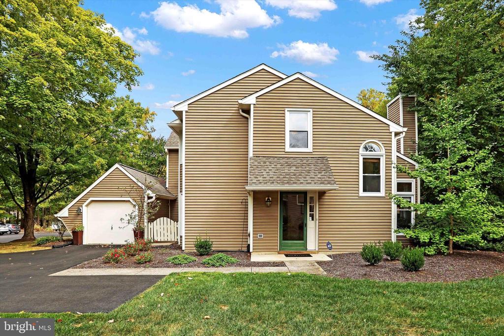 Rowantree Cir, Yardley, PA 19067
