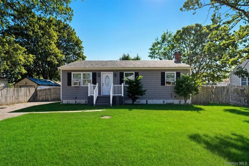 36 Flintlock Dr, Shirley, NY, 11967-2613 | Card Image