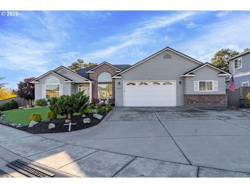 223 Ridgeway Ave, Central Point, OR, 97502-3633 | Card Image