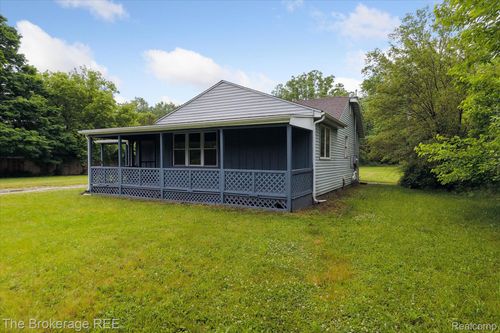 2147 Mill Rd, Flint, MI, 48532-2522 | Card Image