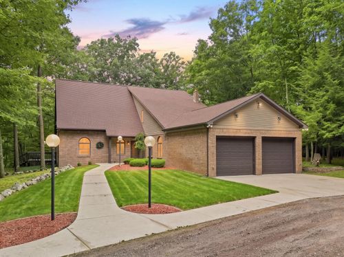 8423 Harnden Dr, Fremont, MI, 49412-9295 | Card Image