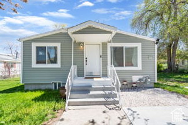 View of front of house featuring a front lawn | Image 30