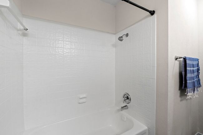 The primary is equipped with a shower/tub combo. | Image 18