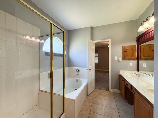 Primary Bathroom | Image 14