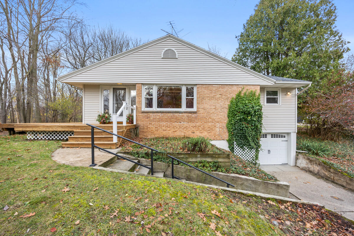 Laraway Lake Dr, Grand Rapids, MI 49546
