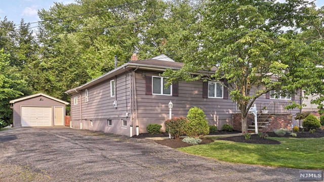 Garrow Ave, Pequannock, NJ 07440