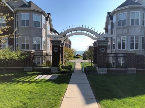 3930 S Lake Dr, Saint Francis, WI, 53235-5238 | Card Image