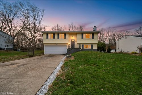 692 Zeletta Dr, New Franklin, OH, 44319-3953 | Card Image