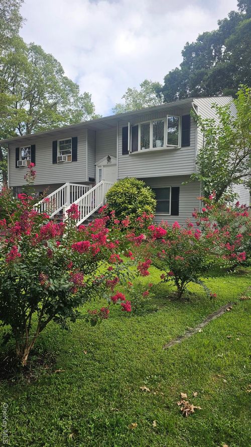 270 4th St, West Islip, NY, 11795-1832 | Card Image