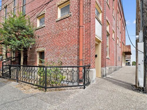 105 W 5th St, London, KY, 40741-1837 | Card Image