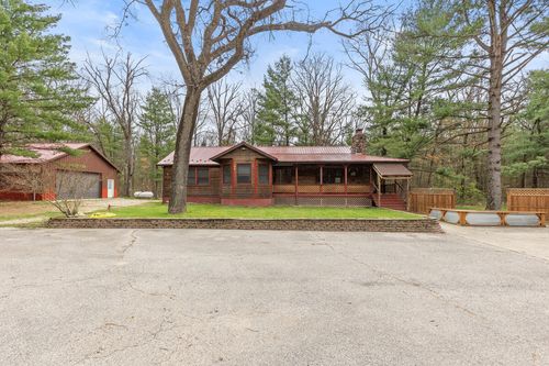 8462 Loveless Dr, Howard City, MI, 49329-9562 | Card Image